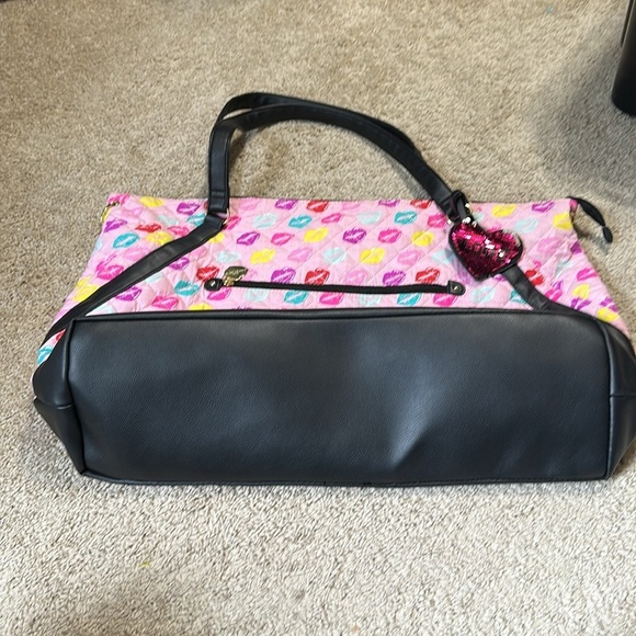 Luv Betsey By Betsey Johnson Quilted Duffle Bag Lips Pink Gold Color Details - Picture 5 of 7